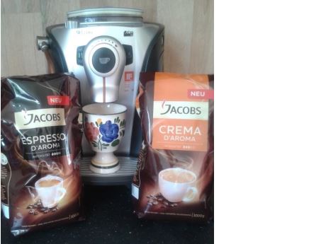 Die beiden Jacobs Kaffee-Proben-Pakete nebem meiner Kaffeemaschine und dem Lieblings-Kaffeebecher